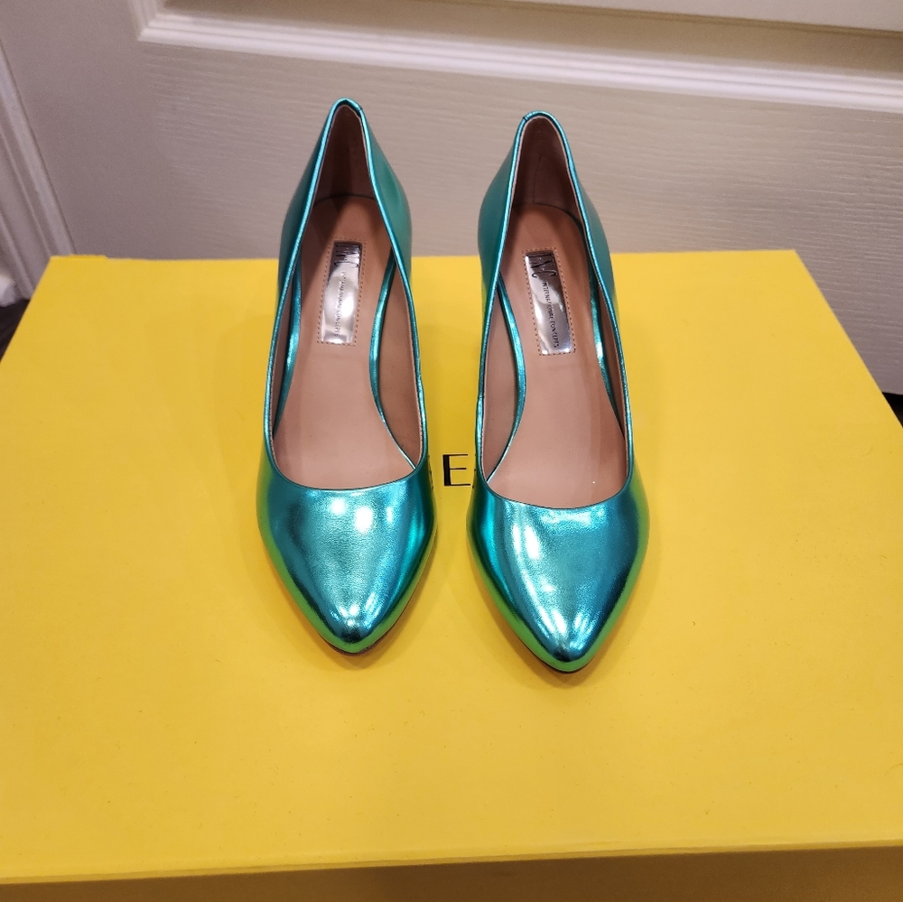 INC heeled blue pointy toe pumps